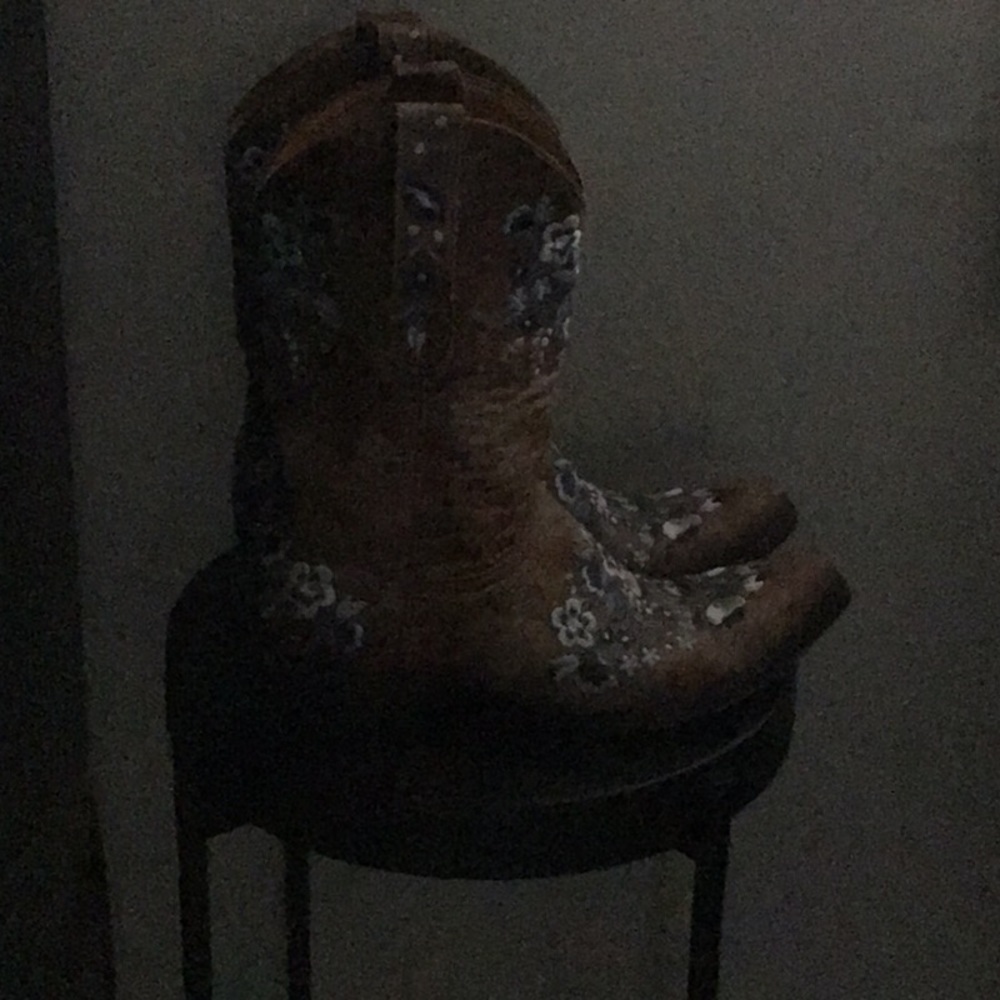 Beautiful Old Gringo blue embroidered floral design womens 7.5